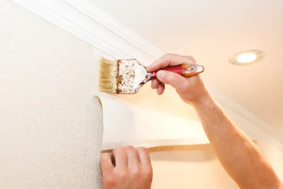 Pose de papier peint à Forgès — revêtements muraux et toiles de verre
